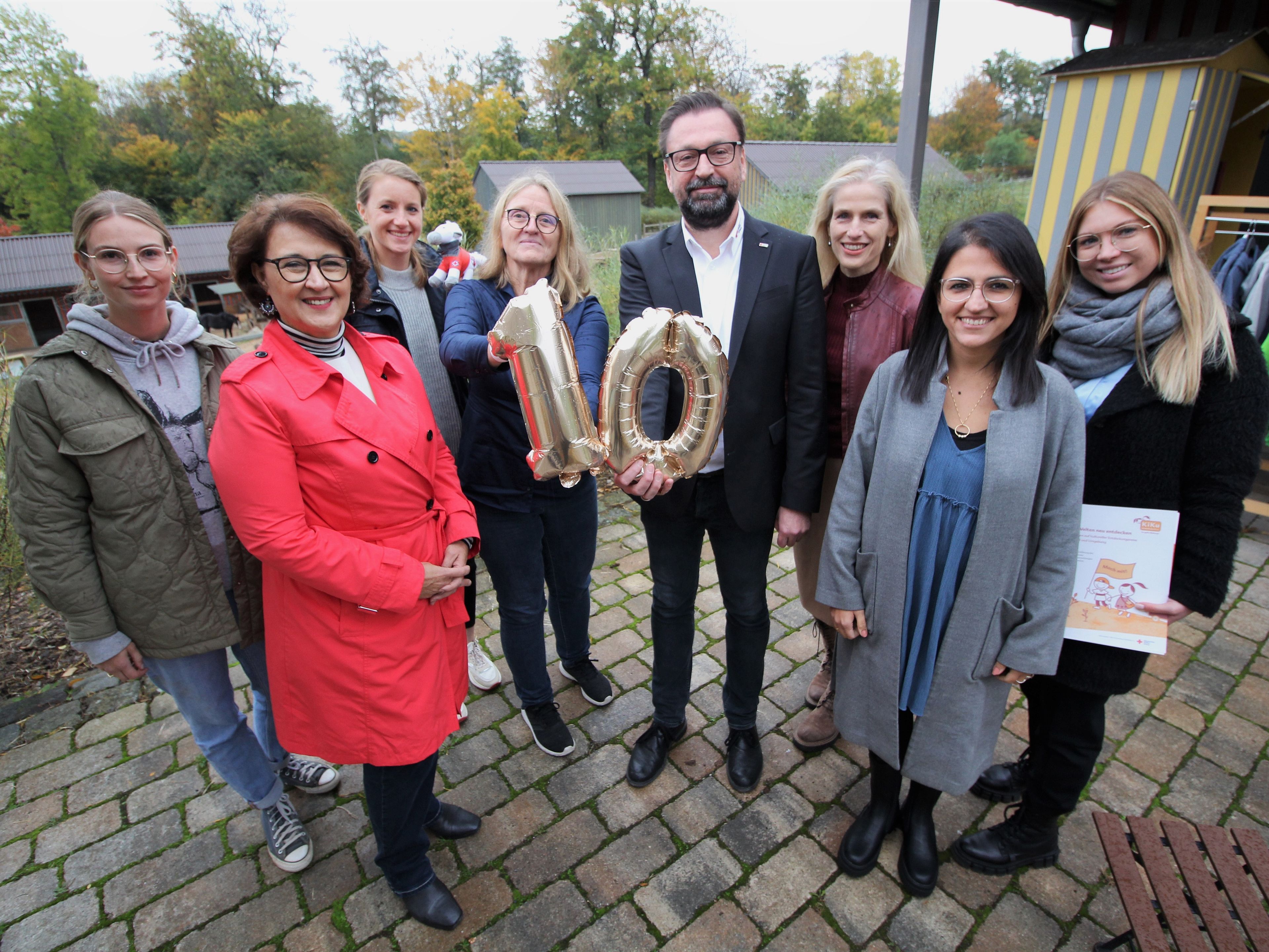 Feiern 10 Jahre Kinderkulturpass: Kristin Ehlert (Sentana-Stiftung, v. l.) Nilgün Özel (Vize-Präsidentin DRK Landesverband), Mira von der Heide (Sentana-Stiftung), Petra Schlegel, Marco Eltner, Katrin Mengen, DRK Kita-Leiterinnen Marianna Goletsos und Sonja Nöthe.