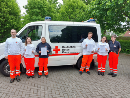 Die vier neuen Sanitäter*innen und ihre zwei Ausbilder*innen